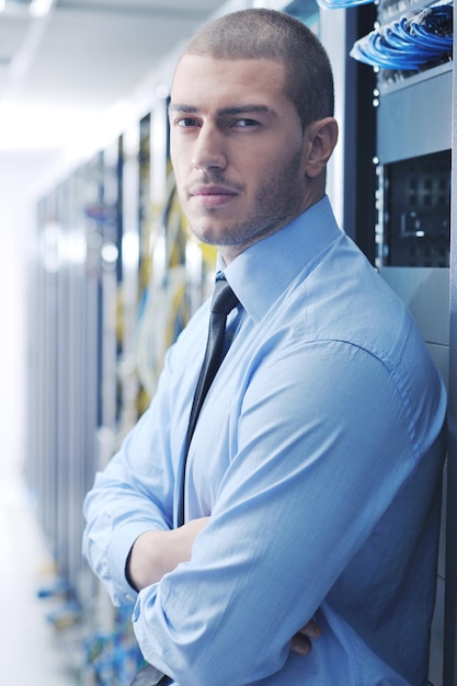 IT-Consultant professionelles Portrait männlich moderne Arbeitskleidung