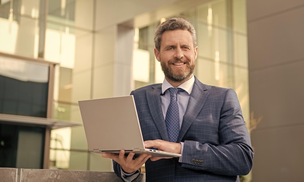 Geschäftsmann mit Laptop, professionelles Porträt, Business-Executive