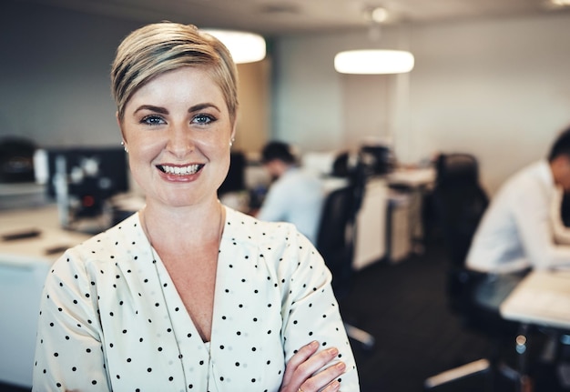 Geschäftsfrau lächelnd, professionelles Porträt, moderne Arbeitsumgebung
