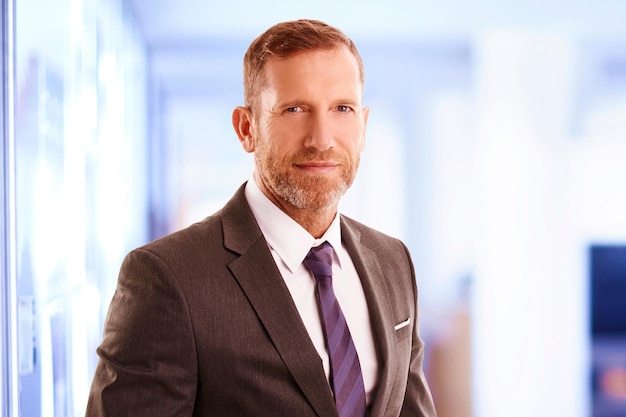 Unternehmensberater professionelles Portrait männlich Business-Anzug